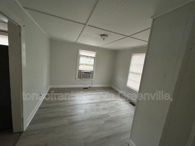 Building Photo - 376 Carney St