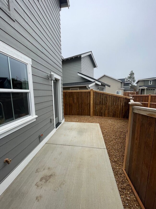 Building Photo - Duplex in Well Located SW Bend