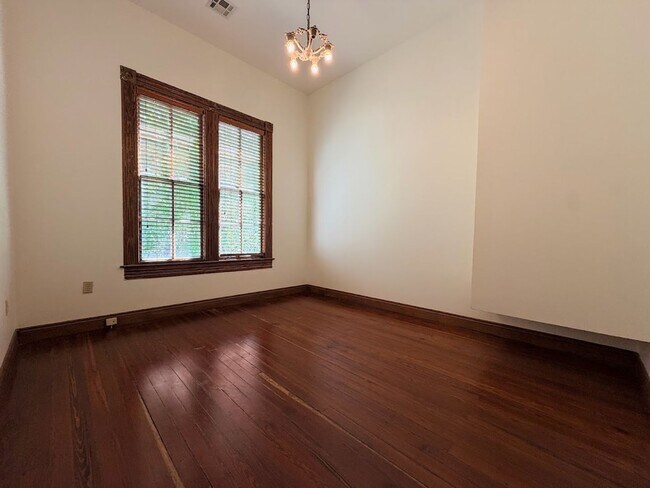 Building Photo - 419 6th St