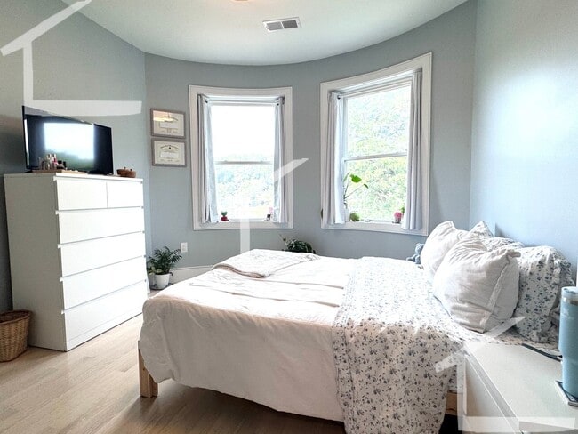 Building Photo - 9/1 No Fee! Newly renovated 3BR/2BA in the heart of Washington Sq!
