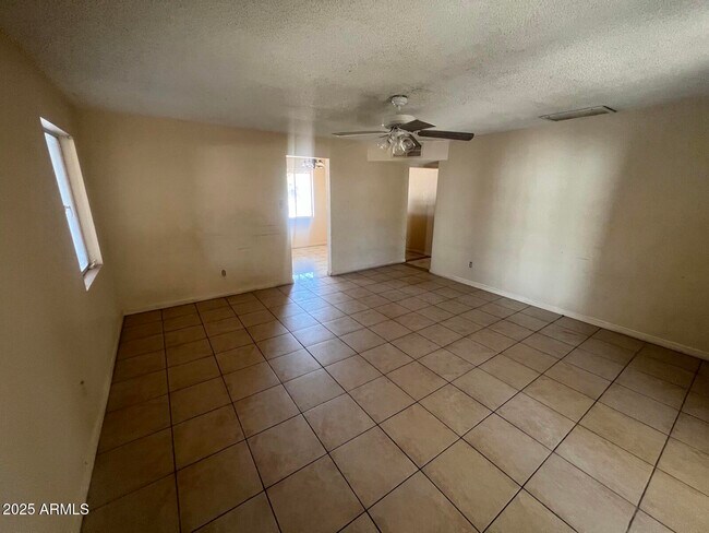 Building Photo - 1237 E Vine Ave