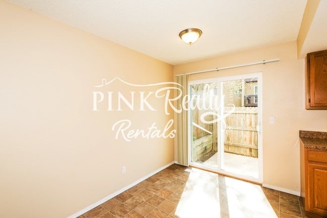 Building Photo - Great 2-Story Townhome in Soaring Eagle