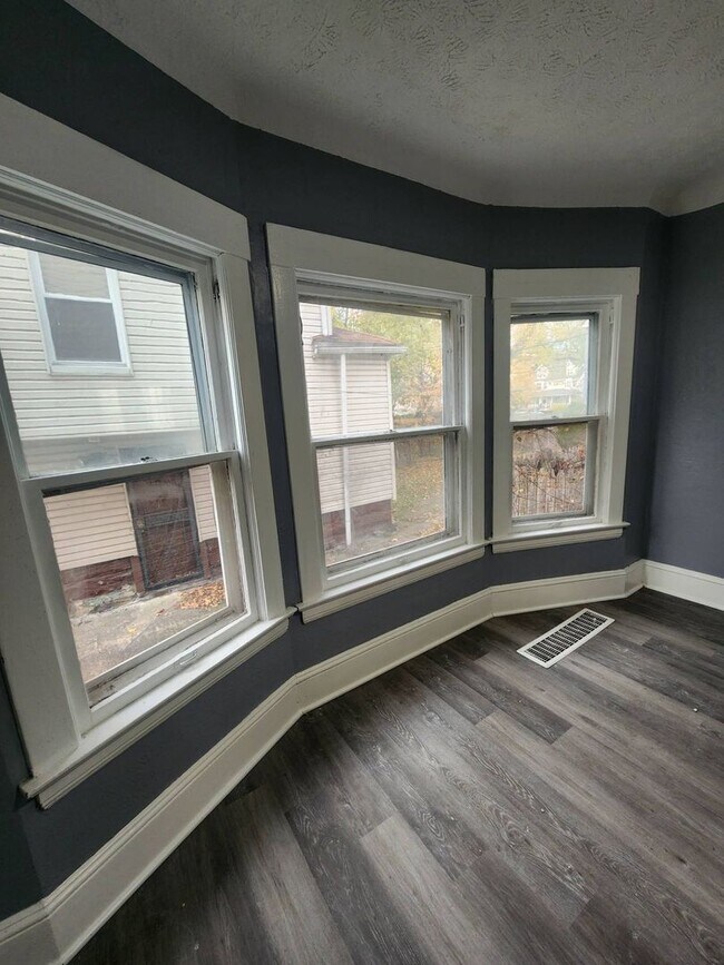 Building Photo - Charming 3-Bedroom Property in Prime Location