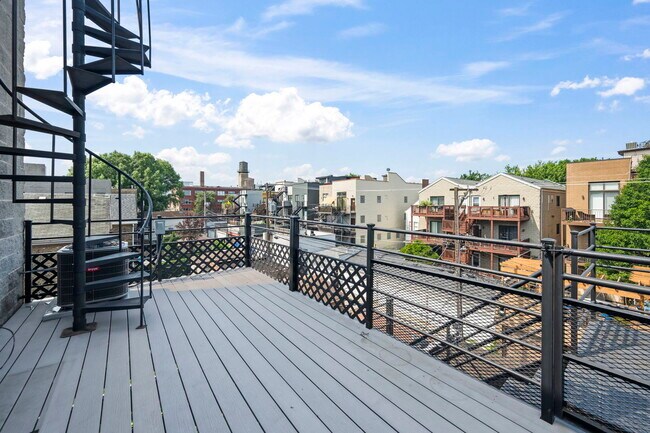 Building Photo - 876 N Hermitage Ave