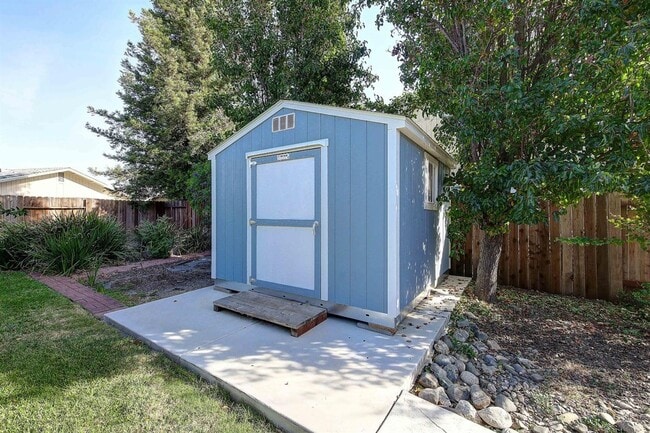 Building Photo - Updated 3 Bedroom Home on Quiet Court with Covered Patio