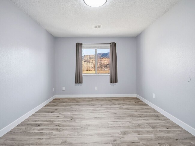 Building Photo - Palisade Perfection: Remodeled Condo Steps from Downtown!