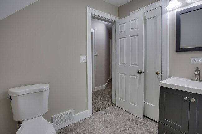 Building Photo - 3 Bedroom updated home Near Campus - Avail...