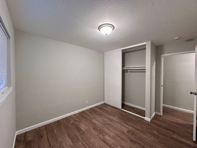 Building Photo - 01632