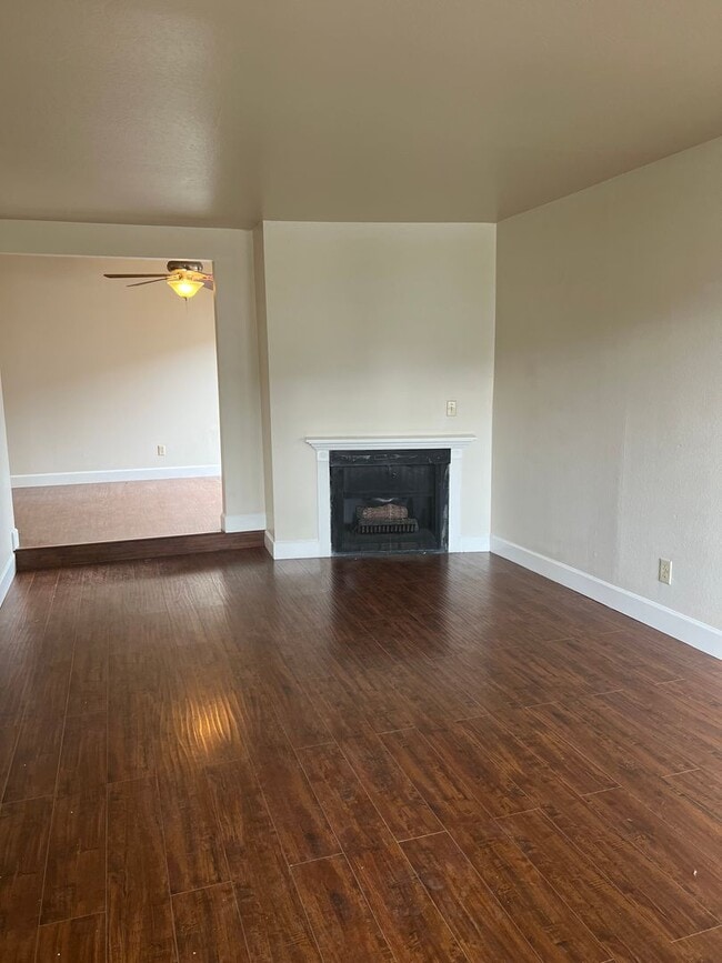Building Photo - MARCH MOVE IN SPECIAL!! UPDATED 3 BEDROOM DUPLEX IN SACRAMENTO!