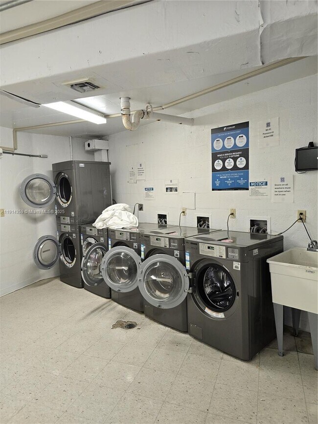 Building Photo - 100 Bayview Dr