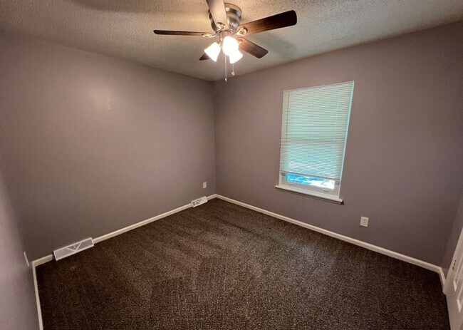 Building Photo - Sweet 3 bedroom, 1.5 bathroom duplex in In...