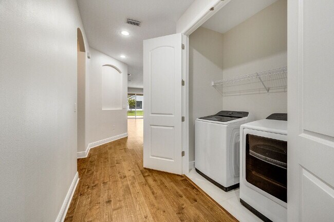 Building Photo - 3 bedroom Loren Cove Unit with Access to A...