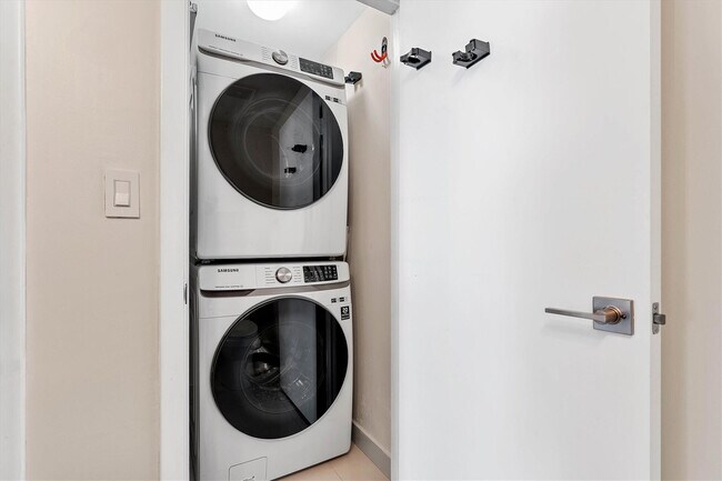 Building Photo - 1900 N Bayshore Dr