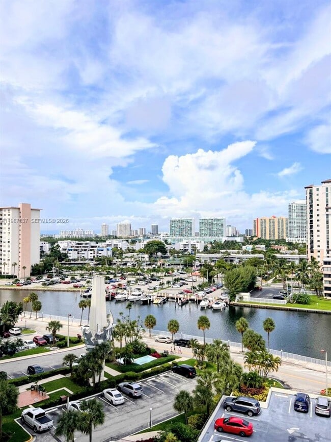 Building Photo - 300 Bayview Dr