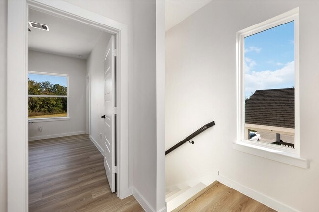 Building Photo - 5523 Haight St