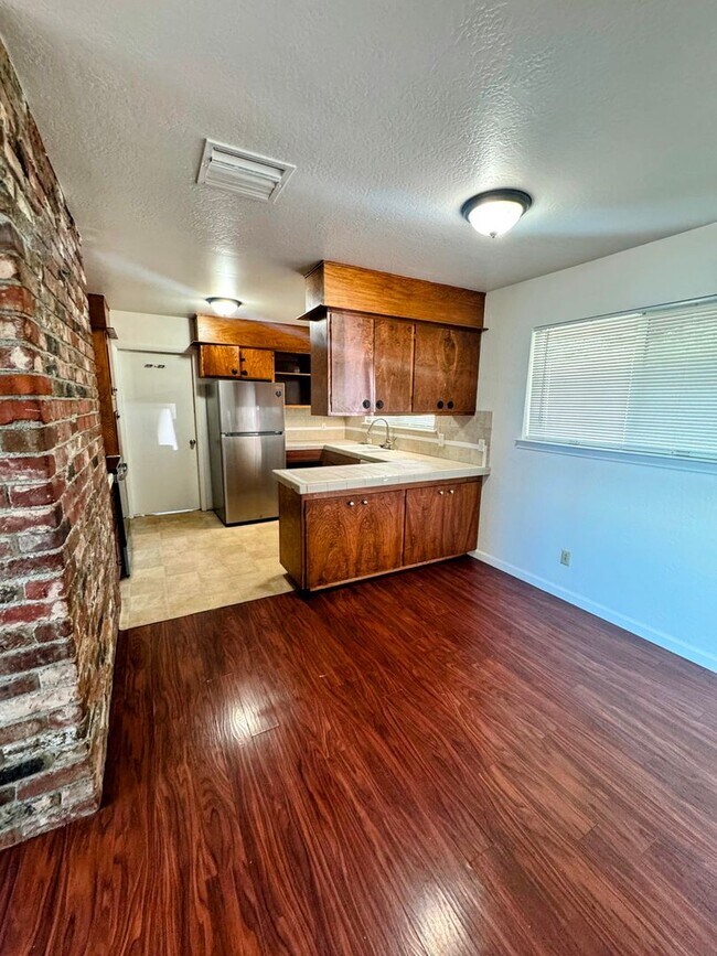 Building Photo - 3201 Springe St