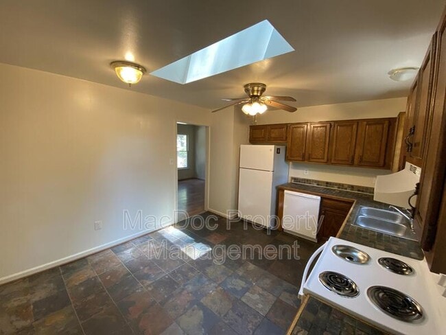 Building Photo - 507 Montgomery Dr