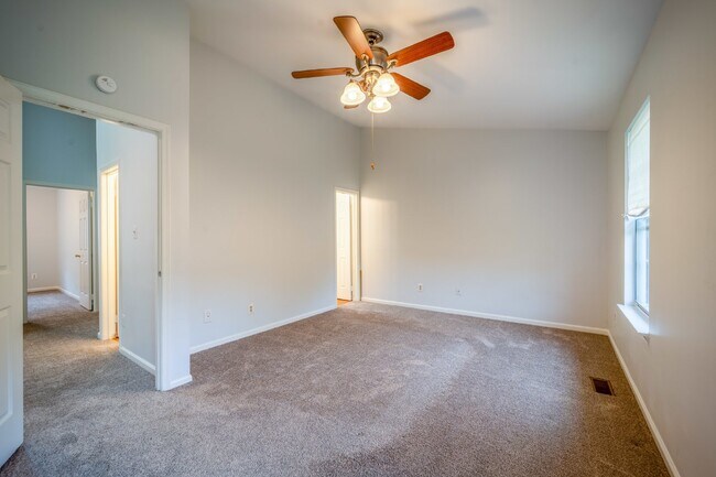 Building Photo - Three-level end unit townhome!