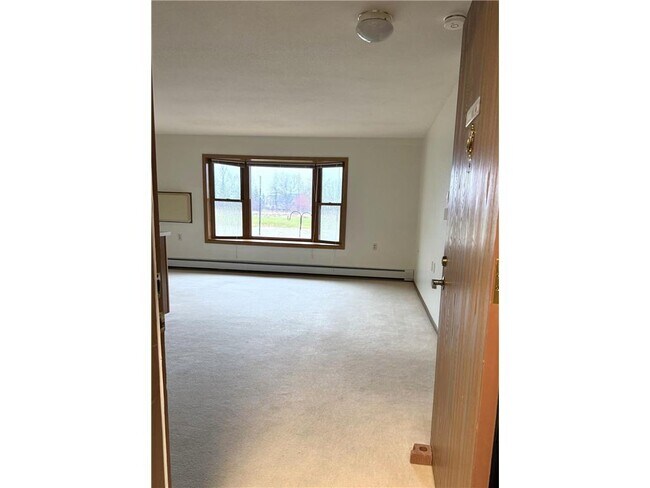 Building Photo - 611 Main St S