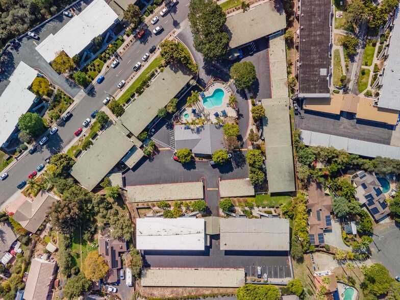 Building Photo - 1135 Meadow Lake Dr