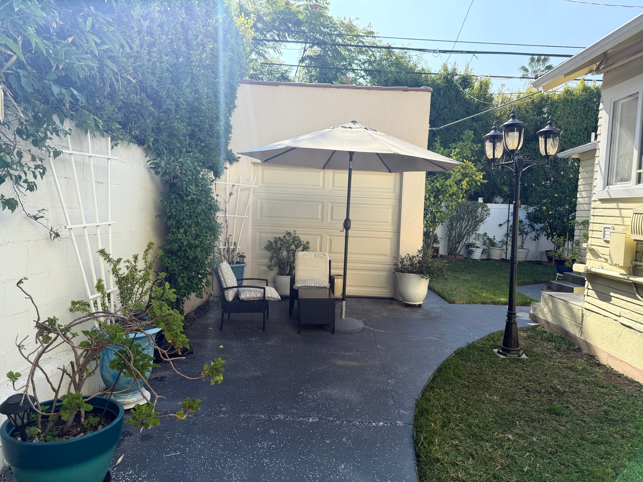 Building Photo - 8730 Rosewood Ave