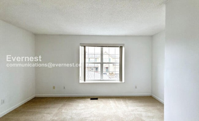 Building Photo - Spacious Condo with Modern Amenities and Garage Parking