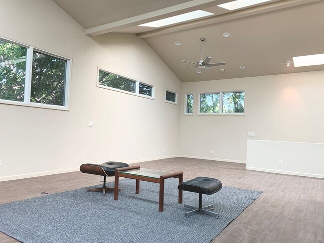 Building Photo - Home-Sweet-Home Vibe in Harper Ave!