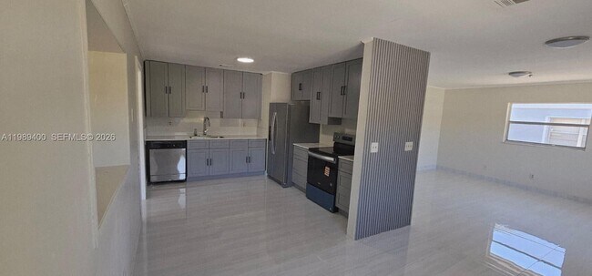 Building Photo - 338 8th Ave SW