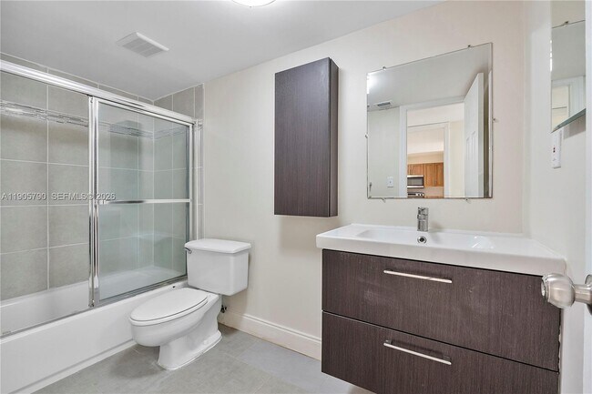 Building Photo - 2820 Somerset Dr