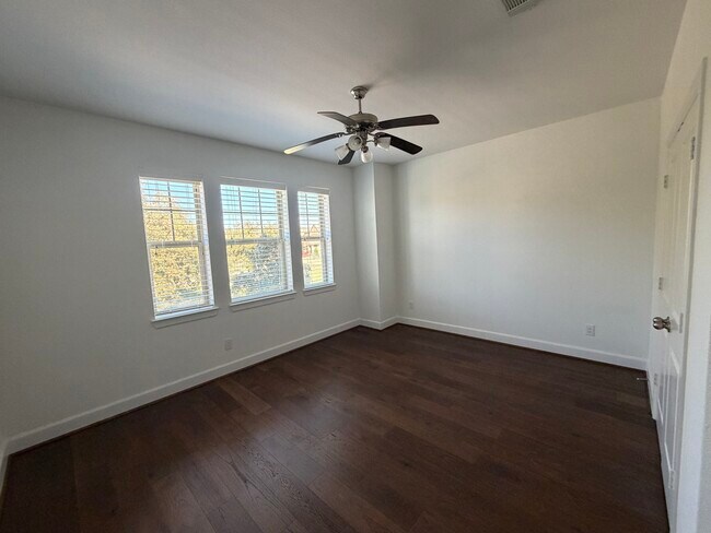 Building Photo - 1115 Sunset Ln