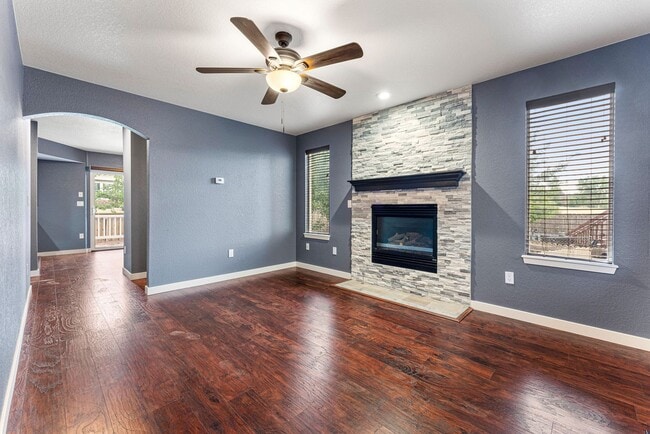 Building Photo - 4bed 4bath with fenced yard in Denver!