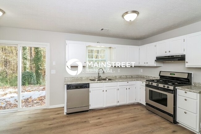 Building Photo - 3 Bedroom Pet-Friendly Home in Kennesaw, GA with Main Street Renewal