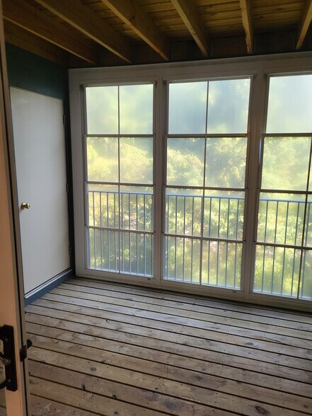 Building Photo - 18400 N Ridge Ct