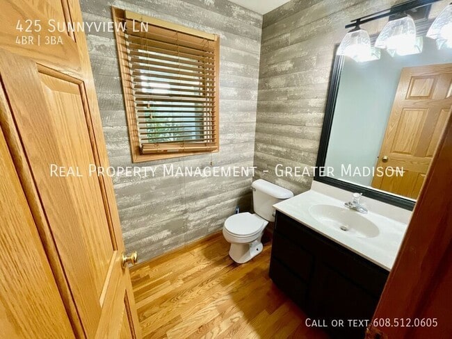 Building Photo - 425 Sunnyview Ln