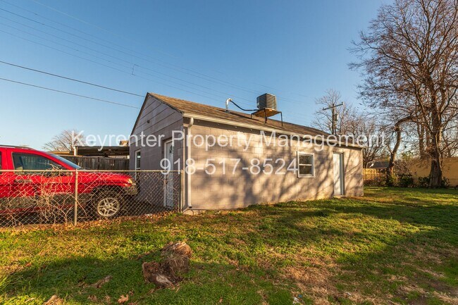 Building Photo - 1345 N Lewis Pl