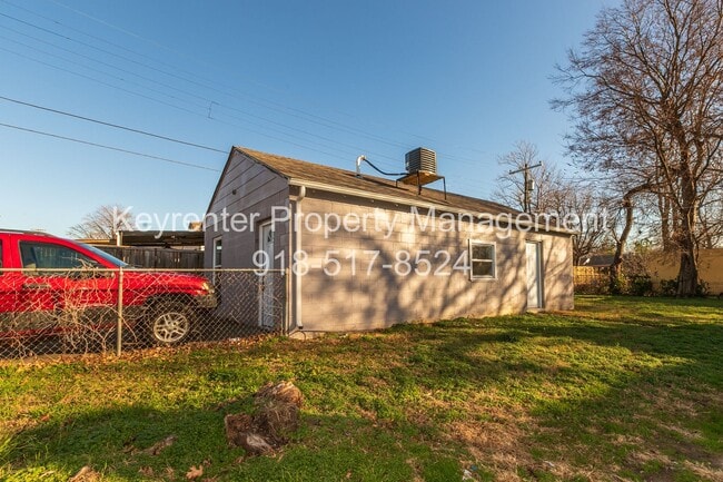 Building Photo - N Lewis Pl Triplex