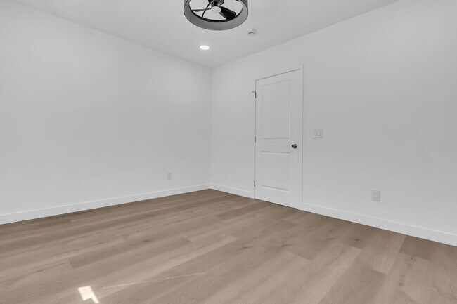 Building Photo - 5518 Denker Ave
