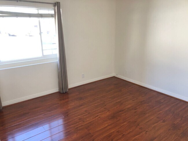Building Photo - Amazing Single Family Home Located in desirable Huntington Beach!