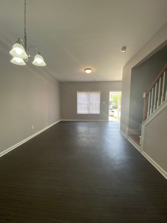 Building Photo - Charming 2 Bed, 2.5 Bath Townhouse in Nort...