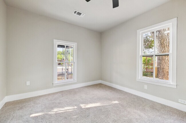 Building Photo - 2332 E hughston 78202