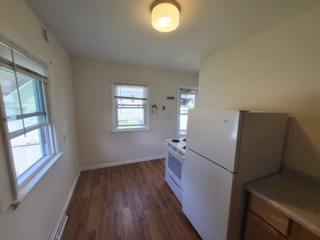 Building Photo - Cute 2 Bedroom on Beloit's East Side!