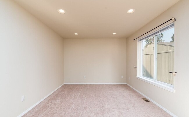 Building Photo - Beautiful Home In Puget Neighborhood