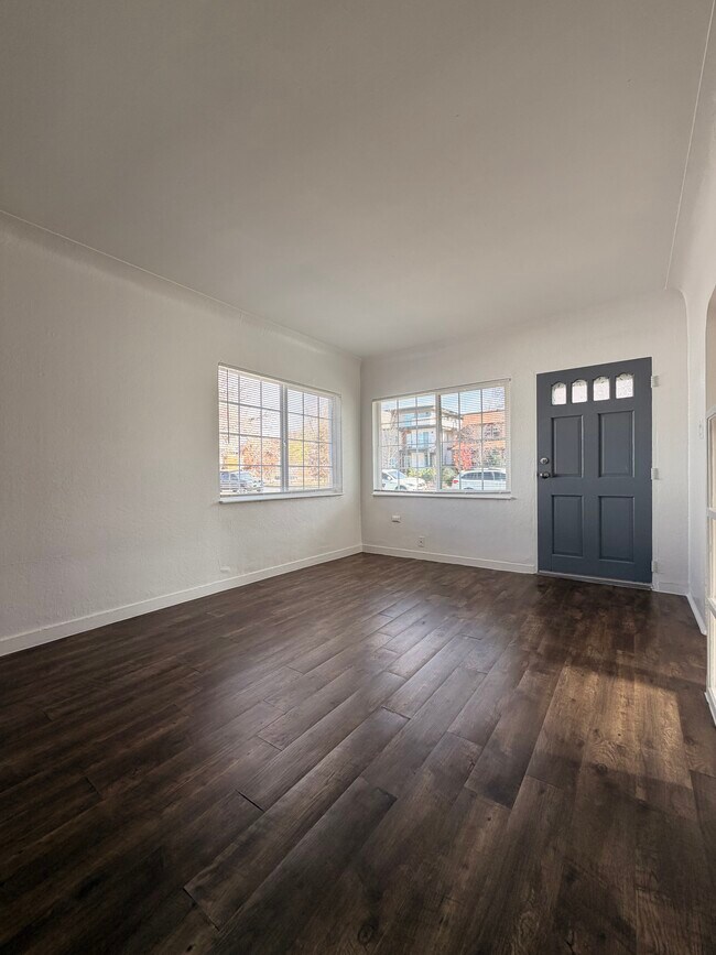 Building Photo - 2811 S Lincoln-2813