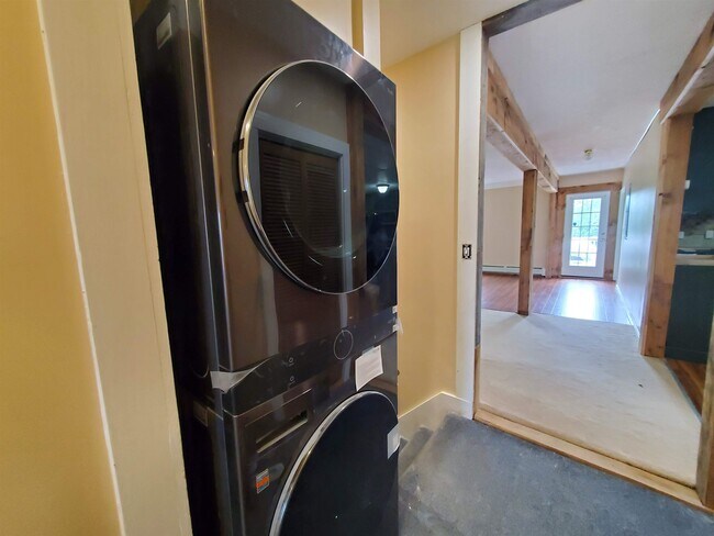 Building Photo - 526 Canaan St