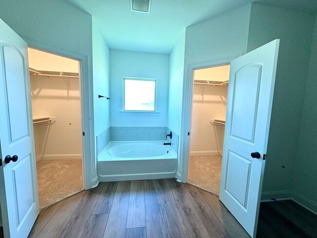 Building Photo - 4 Bed 2 Full baths
