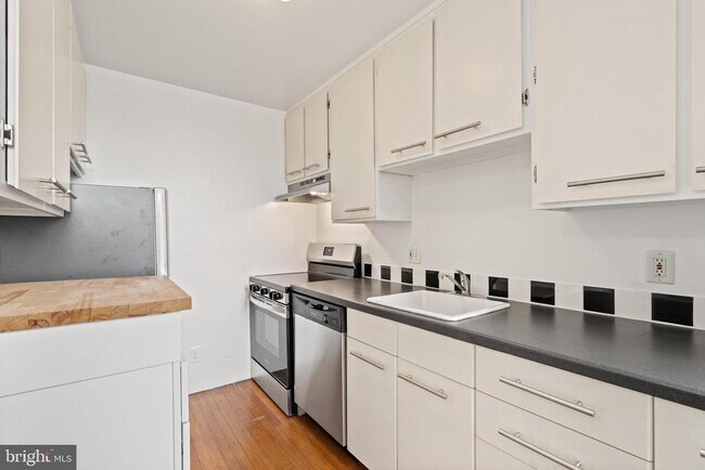 Building Photo - 1316 New Hampshire Ave NW