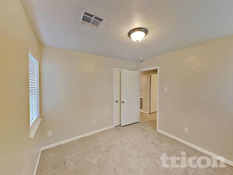 Building Photo - 411 E Carby Rd