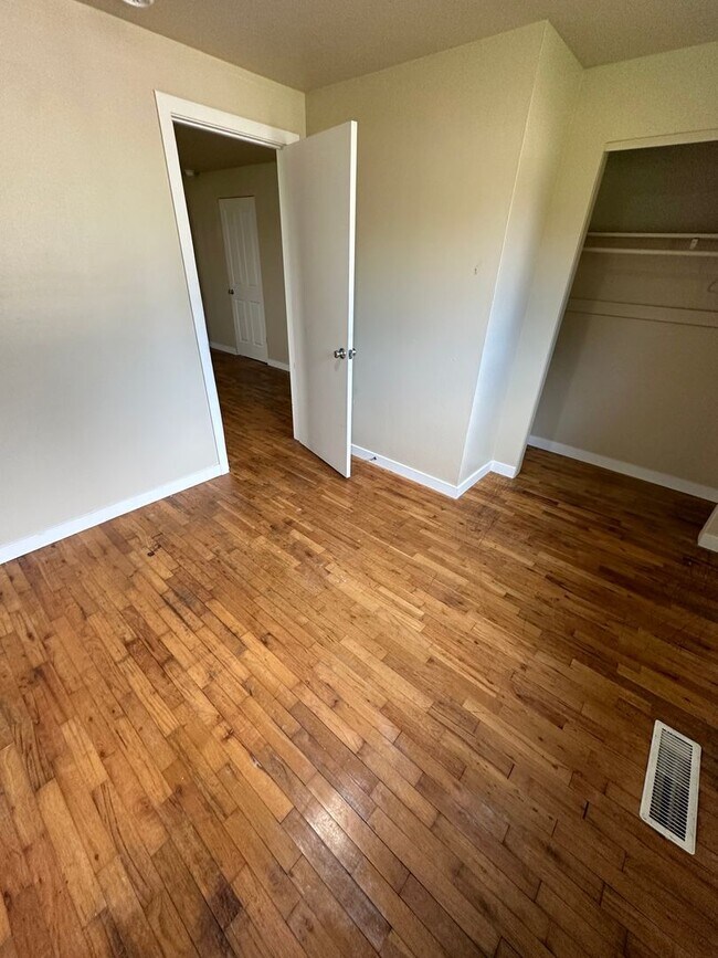 Building Photo - 3 Bedroom 2.5 Bathroom Hardwood Floors Fen...