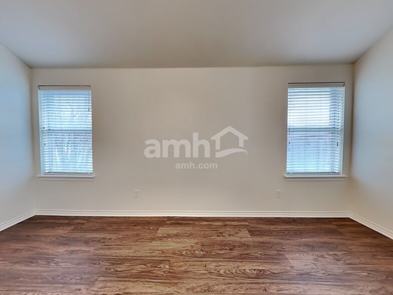 Building Photo - 3013 Lake Side Dr