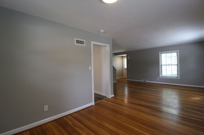 Building Photo - May FREE On This 2 Bedroom 1 Bath Duplex In The Waldo Area